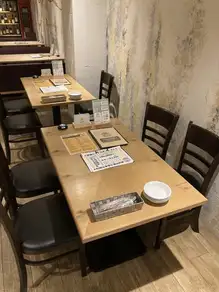 落ち着いた雰囲気の中でお食事をお楽しみください。様々なサイズのお席をご用意しております。少人数からご用意できるテーブルがございます。人気のお席となりますのでお早めにご予約をお願い致します。