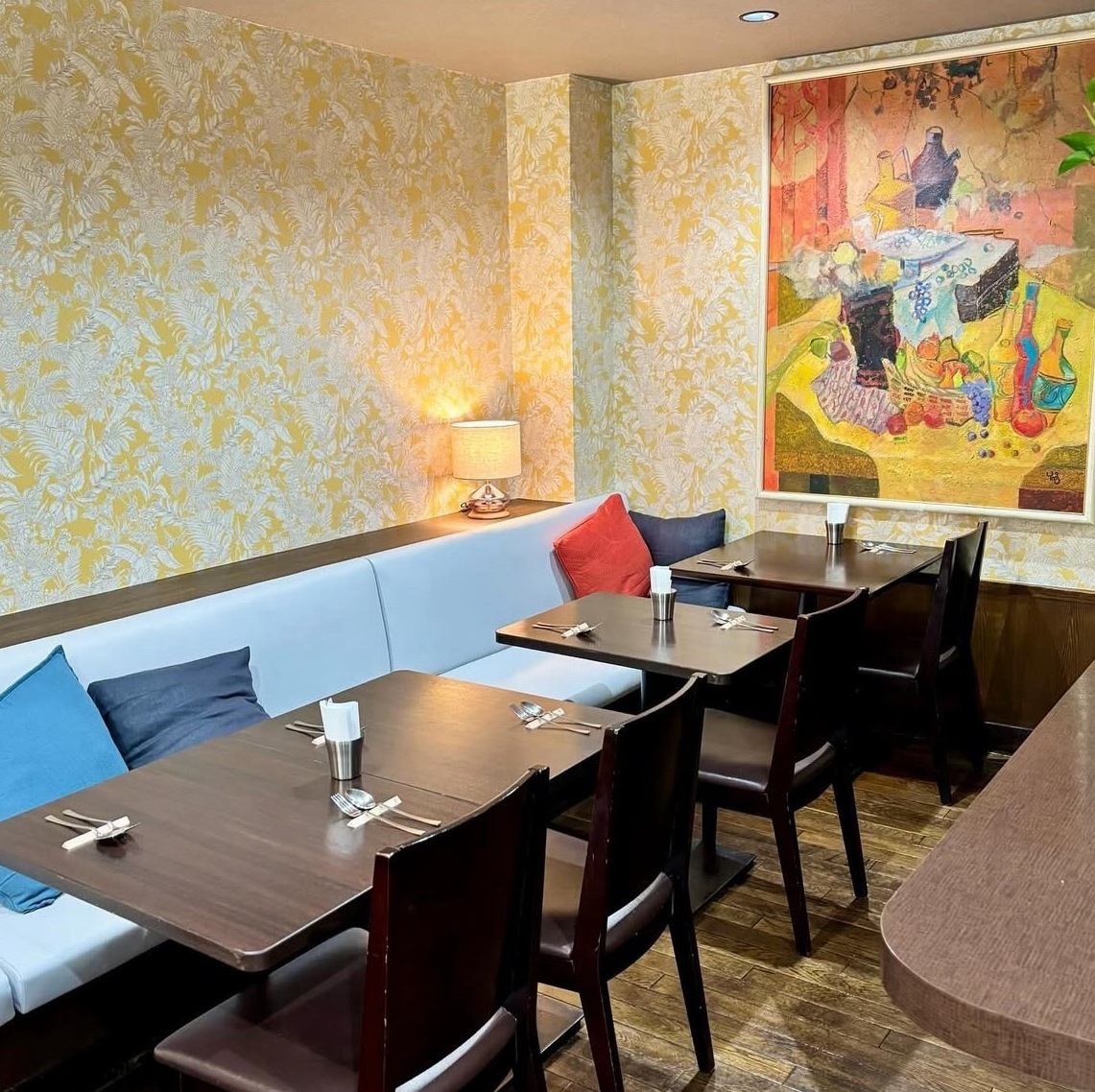 木のぬくもりに包まれた店内で落ち着いた時間をお過ごし下さい。