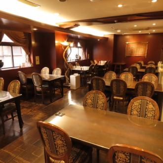 会社宴会やイベント、同窓会など大人数での集まりには、貸切でのご利用が可能です。着席時20名様、立食時では最大70名様まで対応いたしますので、大規模なパーティーにもぴったりです。宴会に最適な飲み放題付コースもご用意しておりますので、お気軽にご相談ください。