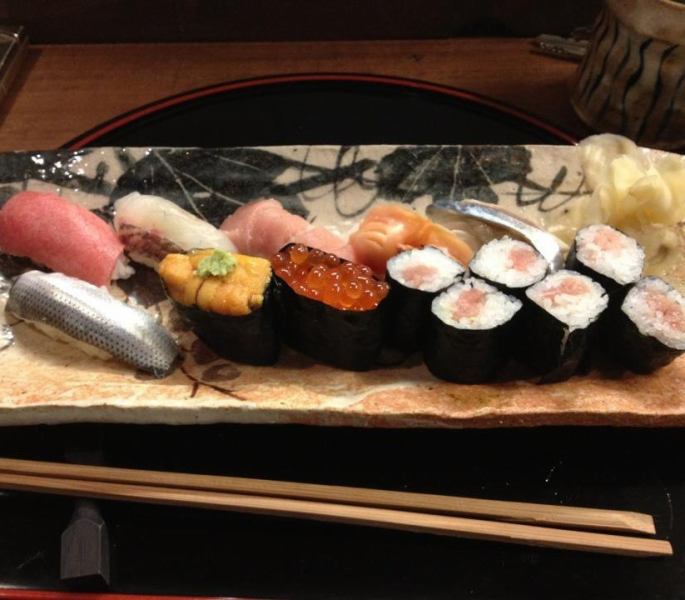 新鮮なネタをお寿司で！　特選にぎり（握り８カン・巻物１本）
