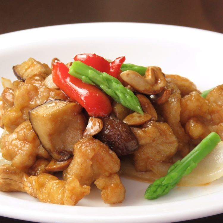 Stir-fried chicken and vegetables with cashew nuts