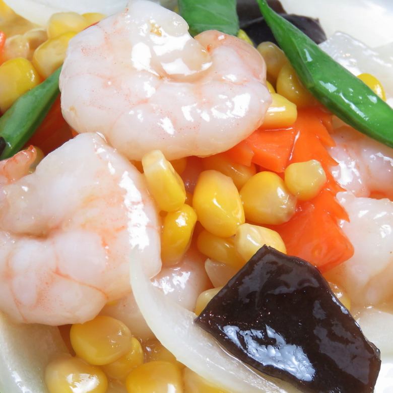 Stir-fried shrimp, sweet corn and colorful vegetables with salt