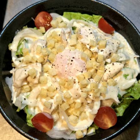丹波鶏と温玉のシーザーサラダ