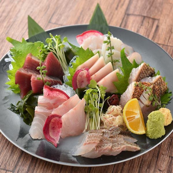 講究鑑賞程度的廚師在時令魚類中精心挑選當天最好的海鮮★推薦“5種生魚片”♪