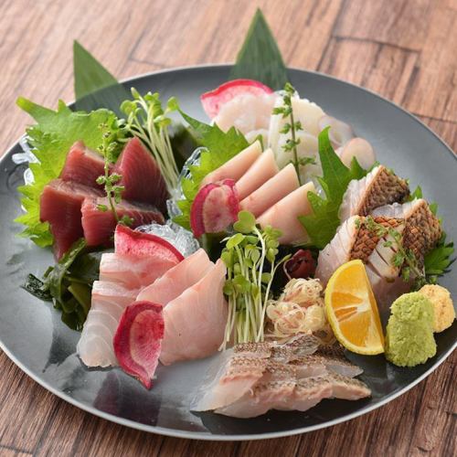 講究鑑賞程度的廚師在時令魚類中精心挑選當天最好的海鮮★推薦“5種生魚片”♪