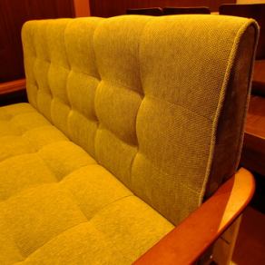 桌席全部配備沙發♪這是三宮的新風格，您可以在舒適的空間享受烤肉。