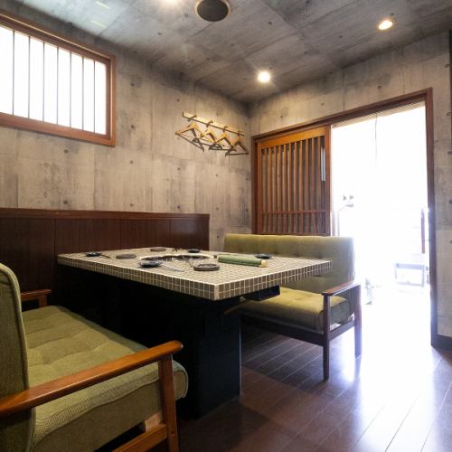 It is a sofa type tatami room.If you use a roll curtain, you can use it as a semi-private room.