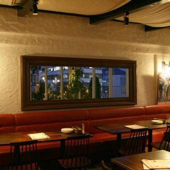 The table seats in the back can be used as a semi-private room for up to 30 people. It is also ideal for dinner parties ♪