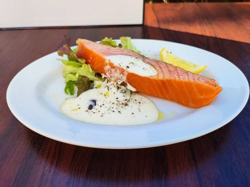 Home-smoked thick-sliced marinated salmon
