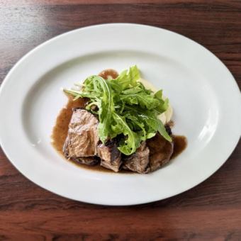 牛バラの赤ワイン煮込み