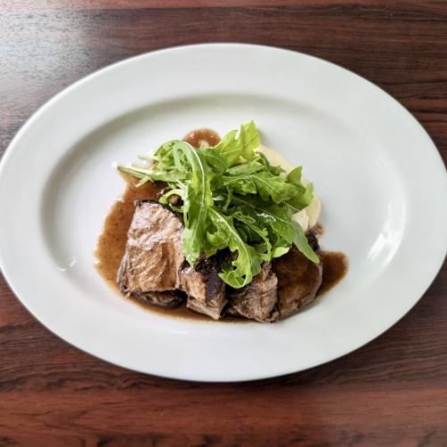 牛バラの赤ワイン煮込み