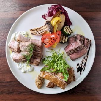 肉大好きグリルの盛り合わせ。牛、豚、鶏。3種のソース