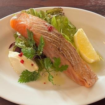 自家燻製厚切りサーモンのマリネ