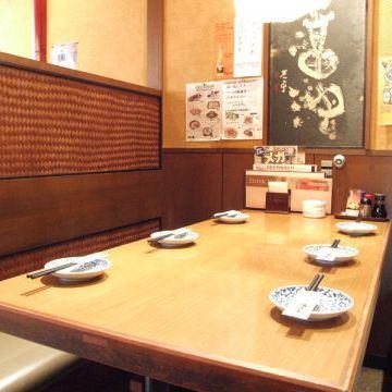 テーブルは4名用と6名用をご用意。ゆったりとおくつろぎください♪