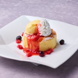 ふわふわパンケーキ いちごソース