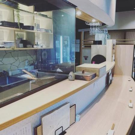 Counter seats can be reserved for up to 9 people.