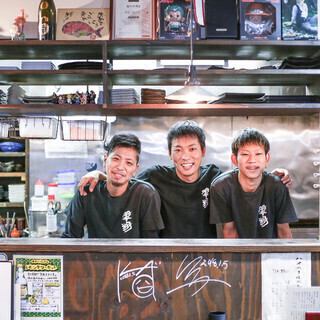 【和食の匠が贈る、熟練の技と心が織りなす味わいを】和食界のベテラン、10年の腕前を誇るオーナー。福井の高級ホテルで板前として活躍し、全国2位の実力を持つ料理人。翠翔鍋や炭火焼き鳥など、鶏の旨味を引き出す秘伝の技をご堪能いただけます。丹精込めた仕込みと、心のこもったお料理でお客様をおもてなしいたします。