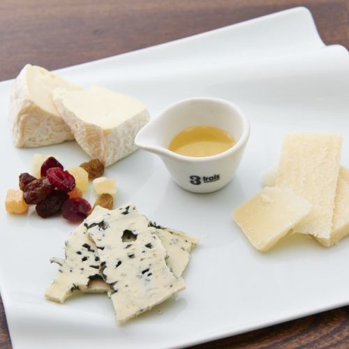 Assortment of 3 Kinds of Omakase Cheese