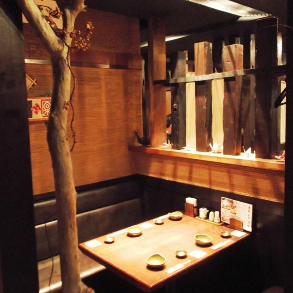 古材をふんだんに使用した純和風の作り。店内の小物も手作りの物ばかりで、お客様の憩いに一役買っています。デートや親しい方とのお食事に。みんなで楽しい時間を過ごした後は、東京湾を眺めながら遊歩道を散歩するのがお薦め！！たまには浜松町から竹芝に足を延ばして、ゆったりとしたご宴会をお楽しみ下さい。 
