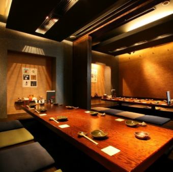 10名前後用の堀こたつ席。仕切りがあるので人数に応じて個室利用OKです。