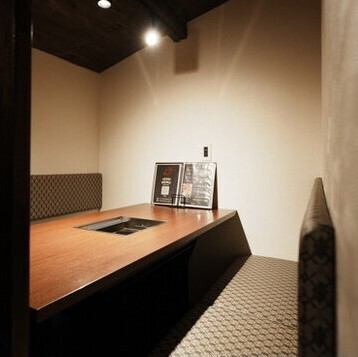 2階のお席は目線より高い壁を設けているため、半個室感覚でお過ごしいただけます。また、座敷席となっておりますので、足を伸ばしてゆったりとおくつろぎいただけます。ご年配の方や小さなお子様連れのお客様も安心のお席です。