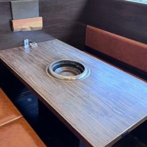 【テーブル席：～30名様】仕事帰りの一杯に加えて、親しい方との夕食にもぴったり。広々としたテーブル席はご家族での食事はもちろん、ご友人との飲み会や会社の宴会まで、様々なシーンでご利用いただけます。美味しい焼肉を囲んで、楽しいひとときをお過ごしください。