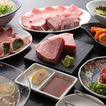 【僅限餐食】享用我們著名的鹹牛舌和內臟，只需4000日元即可享用我們的“輕鬆滿足套餐” | 歡送會和歡迎會