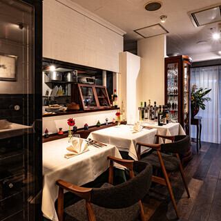 お仕事帰りのちょっとした飲み会やご友人とのお食事、女子会やデートにもいかがでしょうか？また当店は貸切は最大18名様、立食で20～30名様までご利用頂けます。貸切のご予約はお早めに◎