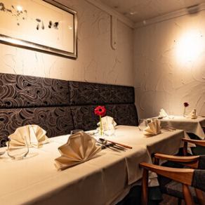 半個室席です。周りを気にせずお酒やお料理・会話をお楽しみ頂けます。大切な宴席でもぜひご利用ください。