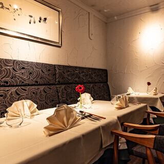 半個室席です。周りを気にせずお酒やお料理・会話をお楽しみ頂けます。大切な宴席でもぜひご利用ください。