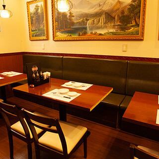 落ち着いた雰囲気の店内は居心地抜群。お一人様でもご利用いただきやすいお席もあるため、ランチタイムやお仕事終わりのサク飲みなど様々なシーンでお気軽にお立ち寄りください！中華料理との相性ぴったりな紹興酒をはじめとした豊富なドリンクで今夜の一杯を◎