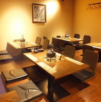 1階、ひょうたんの囲炉裏付き小上がり。最高20名様までの囲炉裏付き掘りごたつの席