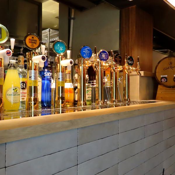 ★4種類の樽生ビアサーバーも飲み放題♪バーカウンターでは、全100種以上のドリンクも頼めます☆お誕生日や記念日にはメッセージ付デザートプレートをご用意◎お客様にとって素敵な一日になるようスタッフ一同、心を込めてサプライズをさせていただきます。