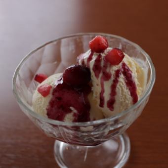 Vanilla ice cream (berry sauce)