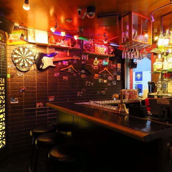 【アットホームな雰囲気と多彩な利用シーン】毎日深夜2時まで営業しており、二次会利用にもぴったりです◎貸切パーティーにも対応しており、幅広いシーンでご利用いただけます！訪れるお客様同士が自然と仲良くなり、ワイワイ盛り上がること間違いなし！デートでの利用も多く、楽しいひと時を過ごせること間違いなし！