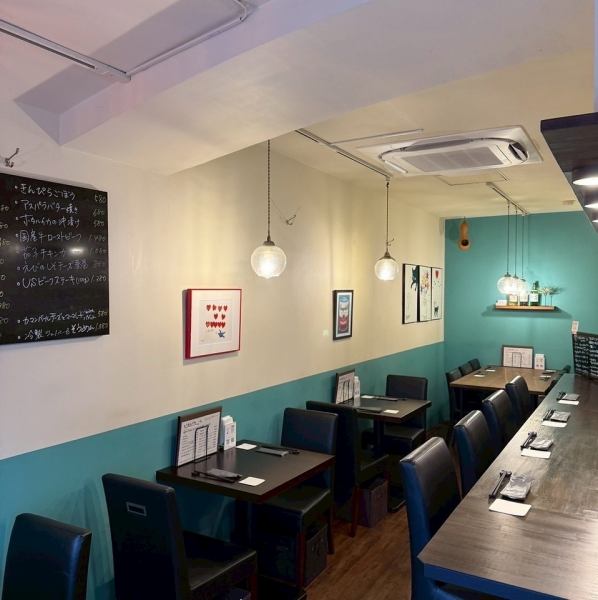 【おひとり様も気軽に座れるカウンター席】お仕事帰りにちょっと一杯といった時や、カジュアルな居酒屋デートにもぴったりのカウンター席をご用意しております◎香りや音で食欲をそそられる調理風景を眺めながら、のんびりとお食事や会話をお楽しみいただけます♪