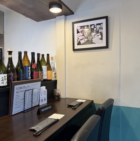 【日常のシーンにマッチするテーブル席】2名様・4名様・6名様用のテーブル席があり、ご夫婦でのお食事・ご同僚とのちょい飲み・お友達同士集まっての飲み会など幅広いシーンで活躍します♪過ごしやすくおしゃれな雰囲気の中、楽しくリラックスできるひとときを◎