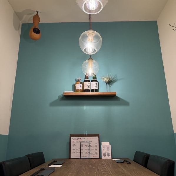 【貸し切りでのご宴会も歓迎いたします】アンティーク感漂うフローリングと黒のチェアーがスタイリッシュに調和する、ブルーがアクセントの居心地の良い空間。当店ではお祝い・サプライズ対応のご相談も承りますので、ご希望の方はお気軽にお問い合わせください！