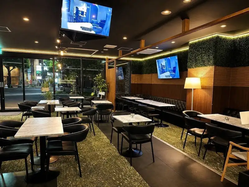 夜越深，這裡越舒適。用餐完畢後，我還想再聊一會兒。我再想喝一杯。即使是這樣的夜晚，也要去 369 街。這裡燈光柔和，氛圍舒適，您可以放鬆身心，盡情享受，無需擔心時間流逝。