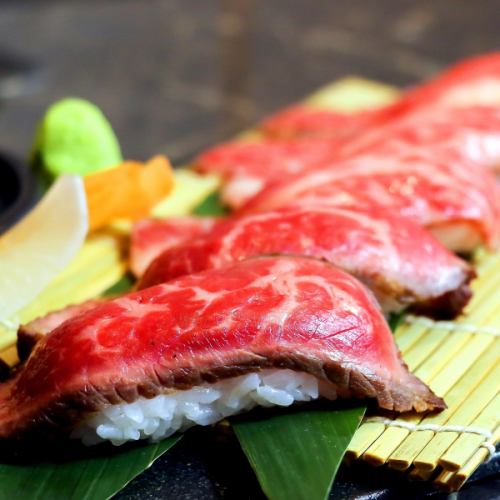 Carefully selected parts of the highest grade A5 rank Japanese black beef with excellent tenderness, flavor, and texture [Japanese black beef roast beef sushi]