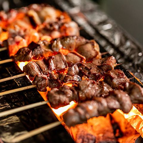 串燒是用早上準備的新鮮肉手工切片而成，每天一串。
