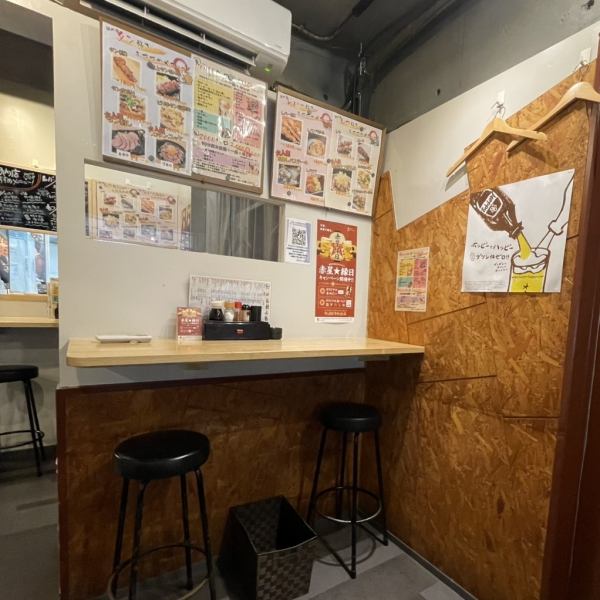 カウンター席があり、おひとり様でちょい飲みもできます。『とんぺい』こだわりの調理を目の前で見られるのもカウンター席の特権！『ちょい飲みセット』でサクッと一杯…そんな使い方が似合うお席です。美味しい料理とお酒で疲れを癒してください…♪もちろん、サシ飲みやデートでのご利用も大歓迎です！