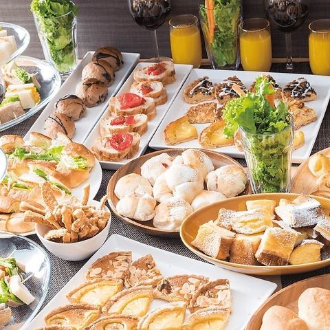 We have a course lunch where you can taste about 20 kinds of bread luxuriously ♪