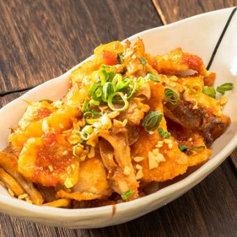 Garlic-scented sweet and spicy fried chicken skin