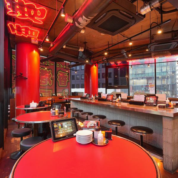 おしゃれなデザインでまとめられたカウンター席は、お一人様で気軽に立ち寄る際や、お二人で特別な時間を過ごしたいデートにも最適です。また、椅子を内側の通路に向かい合うように配置することも可能で、隣り合わせではなく、お互いの顔を見ながらより親密な雰囲気で会話を楽しむことができます。ぜひご利用ください。