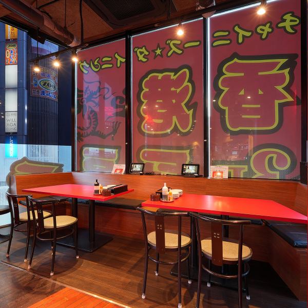 20名様から50名様、さらには50名様以上の大規模な宴会にも対応可能な貸切を承っております。ご宴会、記念日やパーティ、忘年会など、様々なイベントのニーズに合わせて、店内全体をお客様だけのプライベートな空間としてご利用いただけます。人目を気にせず、心ゆくまで賑やかなひとときをお過ごしください。