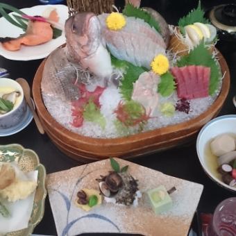 【3時間飲み放題付】会席【潮騒コース】」　7800円　テーブルでも生きている活け造り！一番人気