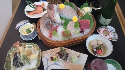 料理のみ、会席【潮騒コース】　5300円　テーブルでも生きている活け造り！一番人気の会席コース