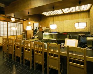 カップルが気軽に飲めるカウンター席です。目の前に生け簀があります。