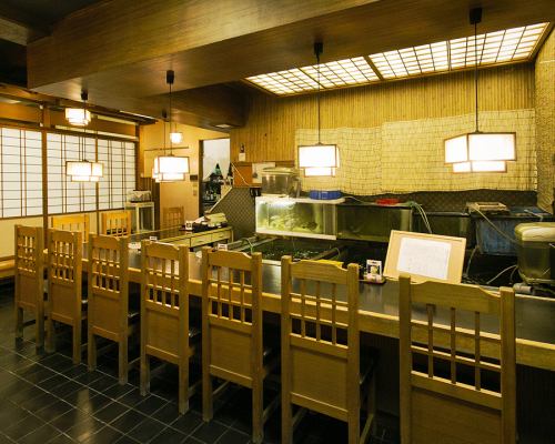 カップルが気軽に飲めるカウンター席です。目の前に生け簀があります。